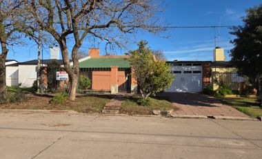 VENTA DE CASA CON 3 DORMITORIOS, PILETA Y QUINCHO