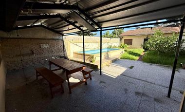 VENTA DE CASA 4 AMBIENTES EN BELLA VISTA