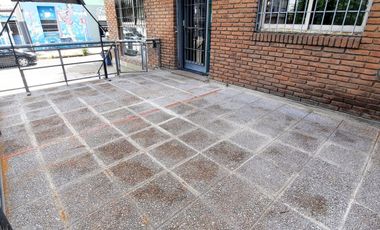 Oficina céntrica de dos ambientes con terraza