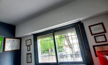 Oficina céntrica de dos ambientes con terraza
