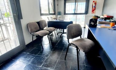 Oficina céntrica de dos ambientes con terraza