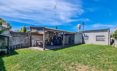 CASA 3 AMBIENTES VENTA LOBOS CON JARDIN Y QUINCHO