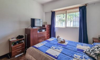 CASA 3 AMBIENTES VENTA LOBOS CON JARDIN Y QUINCHO