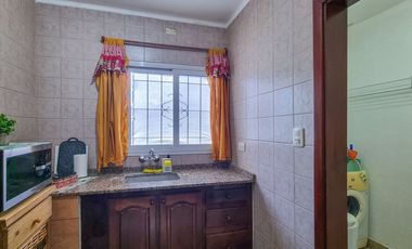 CASA 3 AMBIENTES VENTA LOBOS CON JARDIN Y QUINCHO