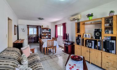 CASA 3 AMBIENTES VENTA LOBOS CON JARDIN Y QUINCHO