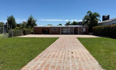 CASA QUINTA DE 3 DORM., 3 COCHERAS EN VENTA, RUTA1