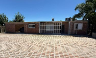 CASA QUINTA DE 3 DORM., 3 COCHERAS EN VENTA, RUTA1