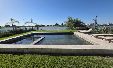 Casa Moderna Minimalista en Puerto Nizuc con lote al agua