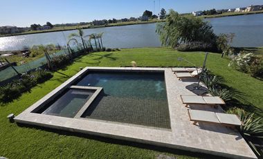 Casa Moderna Minimalista en Puerto Nizuc con lote al agua