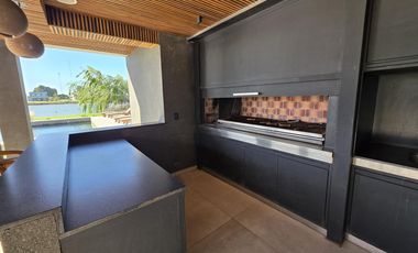 Casa Moderna Minimalista en Puerto Nizuc con lote al agua