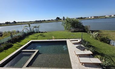 Casa Moderna Minimalista en Puerto Nizuc con lote al agua