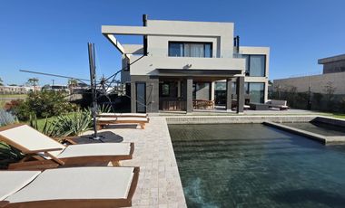 Casa Moderna Minimalista en Puerto Nizuc con lote al agua