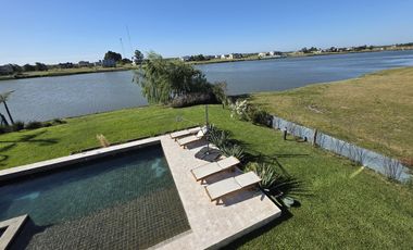 Casa Moderna Minimalista en Puerto Nizuc con lote al agua