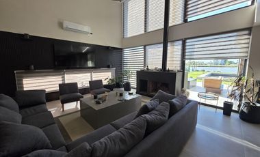 Casa Moderna Minimalista en Puerto Nizuc con lote al agua