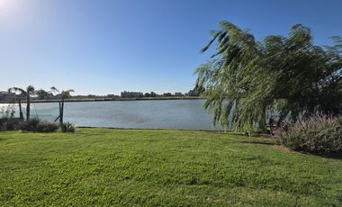 Casa Moderna Minimalista en Puerto Nizuc con lote al agua