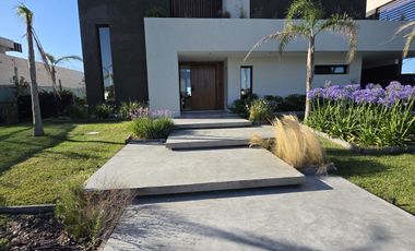 Casa Moderna Minimalista en Puerto Nizuc con lote al agua