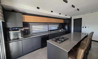 Casa Moderna Minimalista en Puerto Nizuc con lote al agua