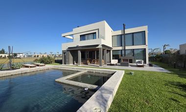 Casa Moderna Minimalista en Puerto Nizuc con lote al agua