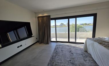 Casa Moderna Minimalista en Puerto Nizuc con lote al agua