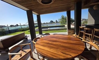 Casa Moderna Minimalista en Puerto Nizuc con lote al agua