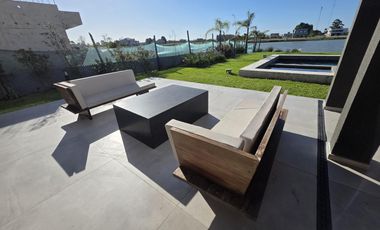 Casa Moderna Minimalista en Puerto Nizuc con lote al agua