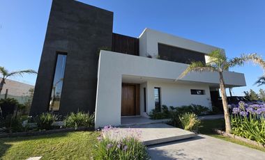 Casa Moderna Minimalista en Puerto Nizuc con lote al agua