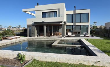 Casa Moderna Minimalista en Puerto Nizuc con lote al agua