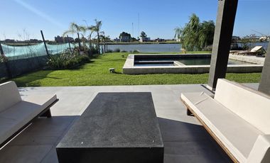 Casa Moderna Minimalista en Puerto Nizuc con lote al agua
