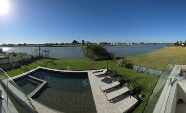 Casa Moderna Minimalista en Puerto Nizuc con lote al agua