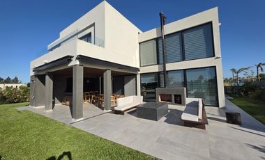 Casa Moderna Minimalista en Puerto Nizuc con lote al agua