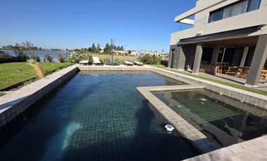 Casa Moderna Minimalista en Puerto Nizuc con lote al agua