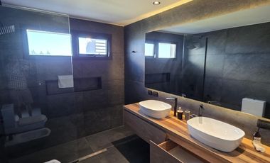 Casa Moderna Minimalista en Puerto Nizuc con lote al agua