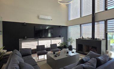 Casa Moderna Minimalista en Puerto Nizuc con lote al agua