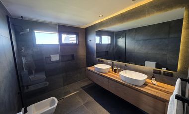 Casa Moderna Minimalista en Puerto Nizuc con lote al agua