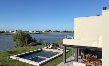 Casa Moderna Minimalista en Puerto Nizuc con lote al agua