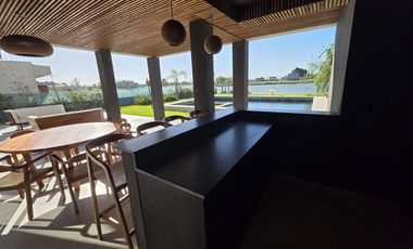 Casa Moderna Minimalista en Puerto Nizuc con lote al agua