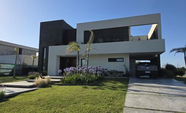 Casa Moderna Minimalista en Puerto Nizuc con lote al agua