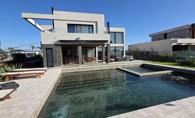 Casa Moderna Minimalista en Puerto Nizuc con lote al agua