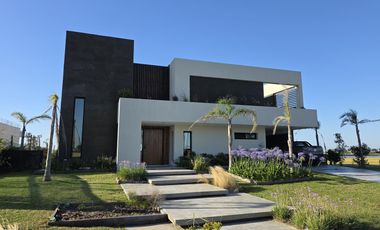 Casa Moderna Minimalista en Puerto Nizuc con lote al agua