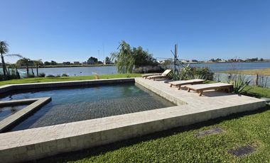 Casa Moderna Minimalista en Puerto Nizuc con lote al agua