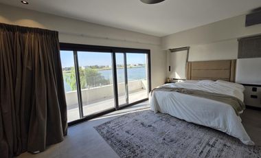 Casa Moderna Minimalista en Puerto Nizuc con lote al agua