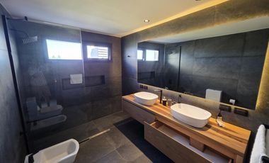 Casa Moderna Minimalista en Puerto Nizuc con lote al agua