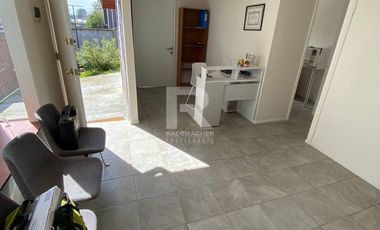 CASA PARA USO COMERCIAL O PROFESIONAL EN BARRIO CENTENARIO.