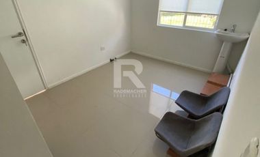 CASA PARA USO COMERCIAL O PROFESIONAL EN BARRIO CENTENARIO.