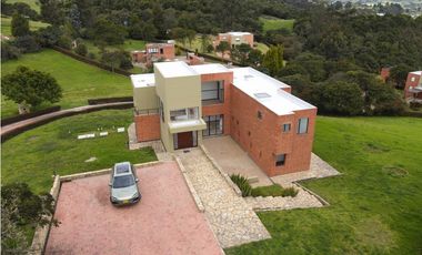 Hermosa casa en La Calera ¡Elegancia y confort!