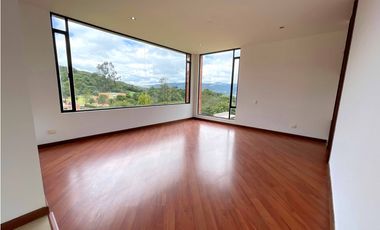 Hermosa casa en La Calera ¡Elegancia y confort!
