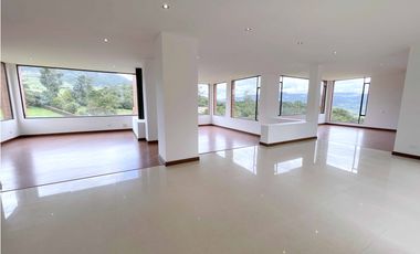 Hermosa casa en La Calera ¡Elegancia y confort!