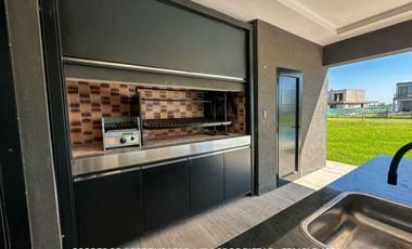 Casa 5 ambientes 269 m² en venta con cochera en Canning