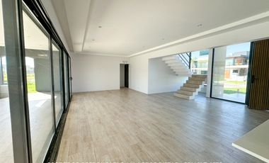 Casa 5 ambientes 269 m² en venta con cochera en Canning