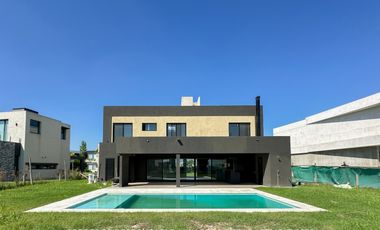 Casa 5 ambientes 269 m² en venta con cochera en Canning